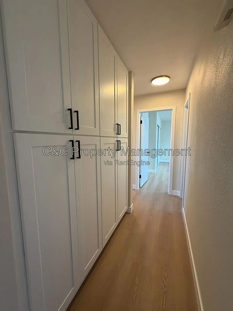3 bed, 2.0 bath, 2820 sqft, $3,700 — Photo 4