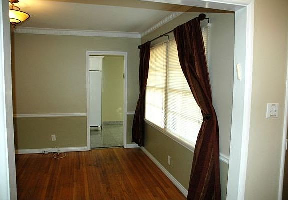 3rd image of 9007 Sawyer St
