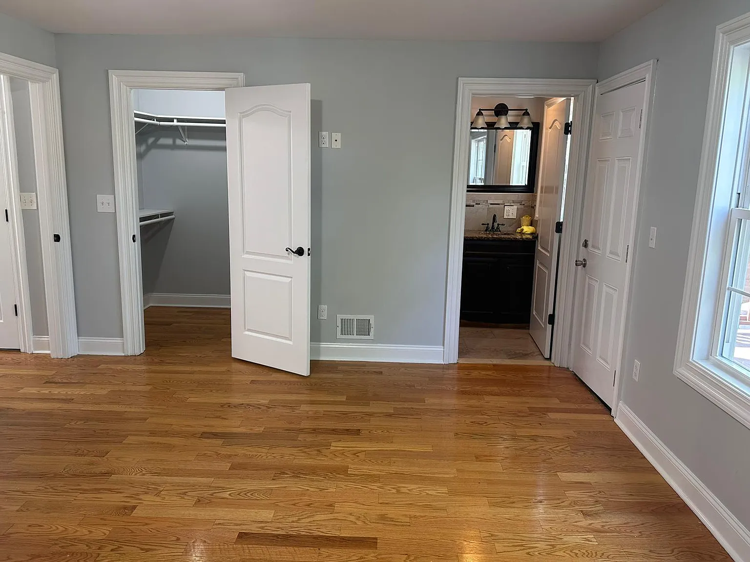 3 bed, $3,195 — Photo 2