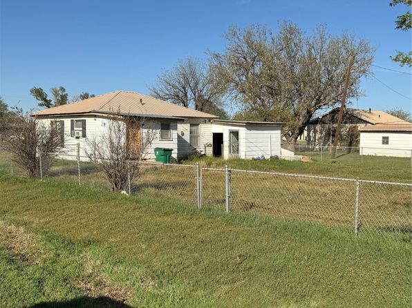 300 E 9th St, Quanah, TX 79252