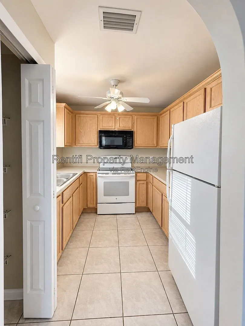 2 bed, 1.0 bath, 924 sqft, $1,300 — Photo 4