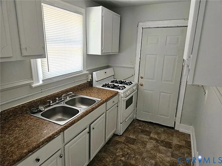 3909 Larchmont Ln — Photo 5