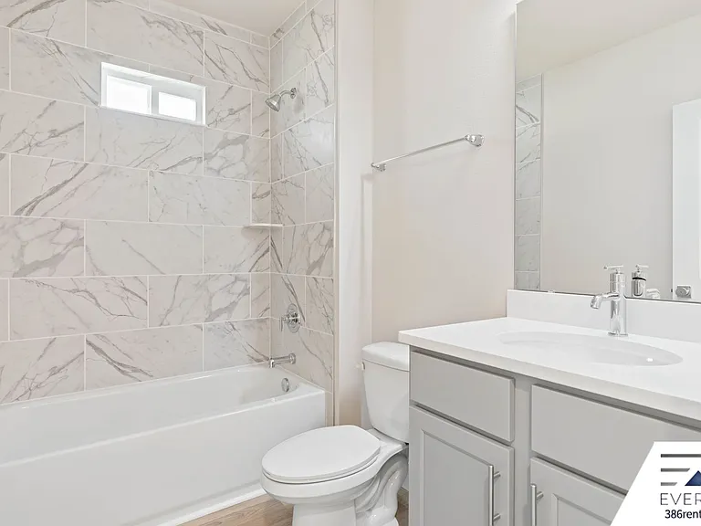 71 Point Of Woods Dr — Photo 25