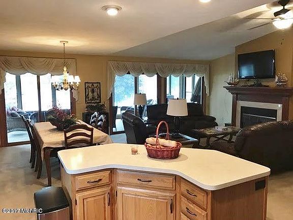 5th image of 7182 Holiday Dr