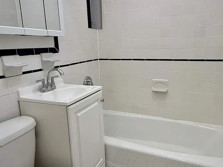 2708 Broadway #11 — Photo 6