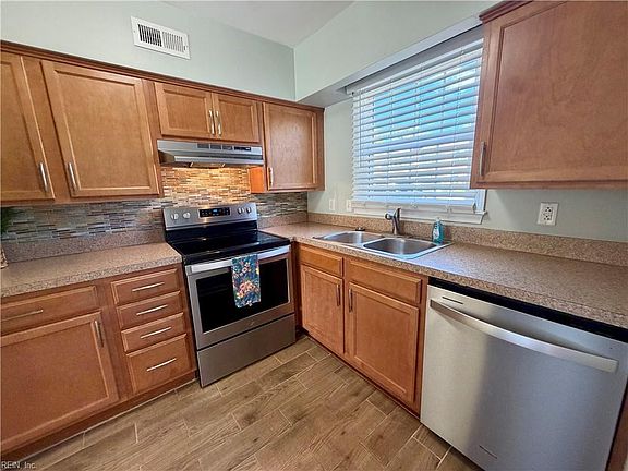 3rd image of 887 Elizabeth Ct
