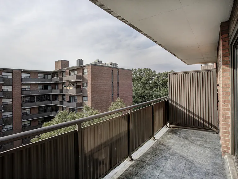 2503 Hurontario St — Photo 23