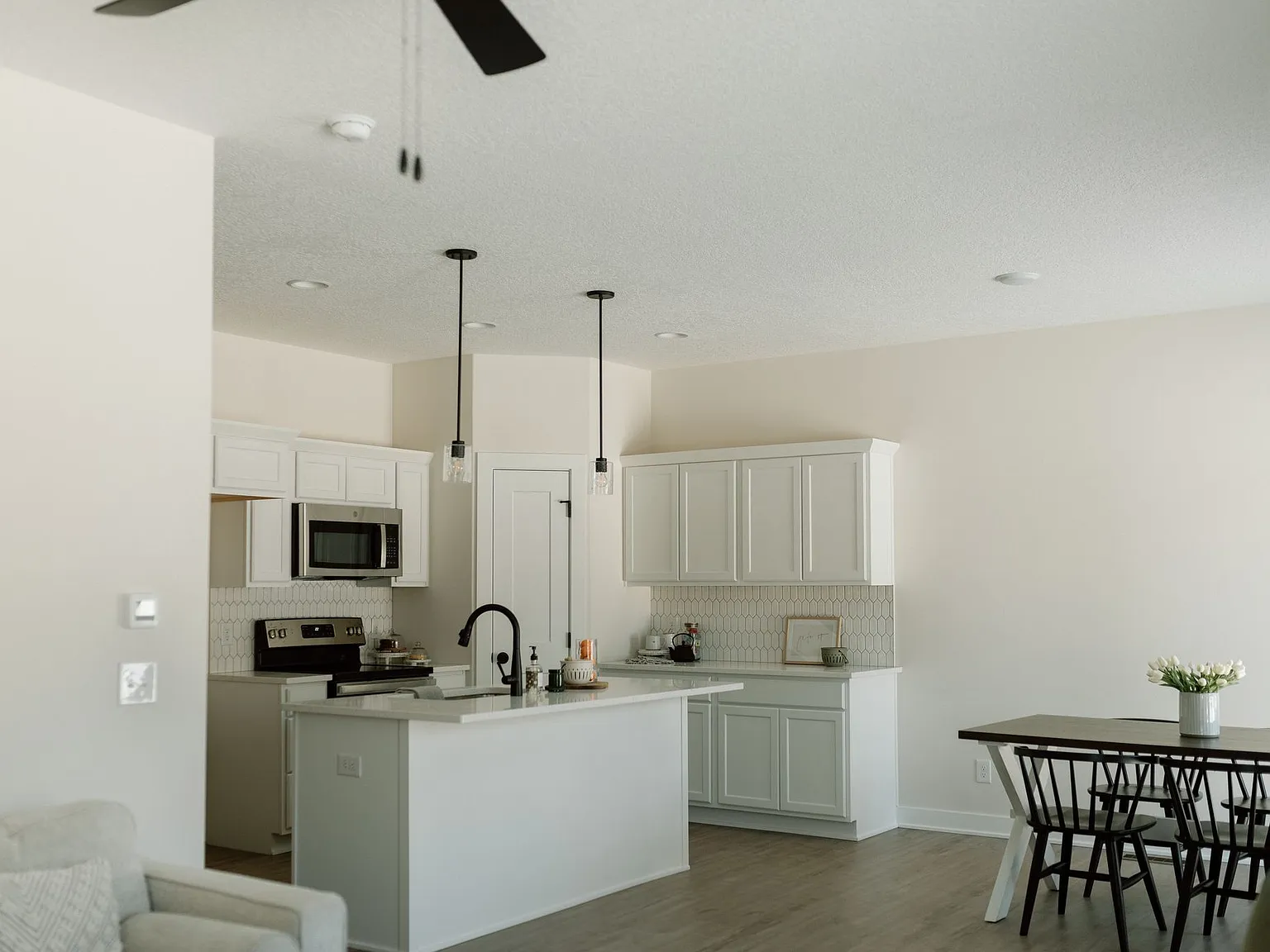 3 bed, 2.5 bath, 1645 sqft, $1,995 — Photo 2