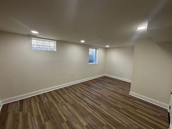 3rd image of 582 Hamlin St