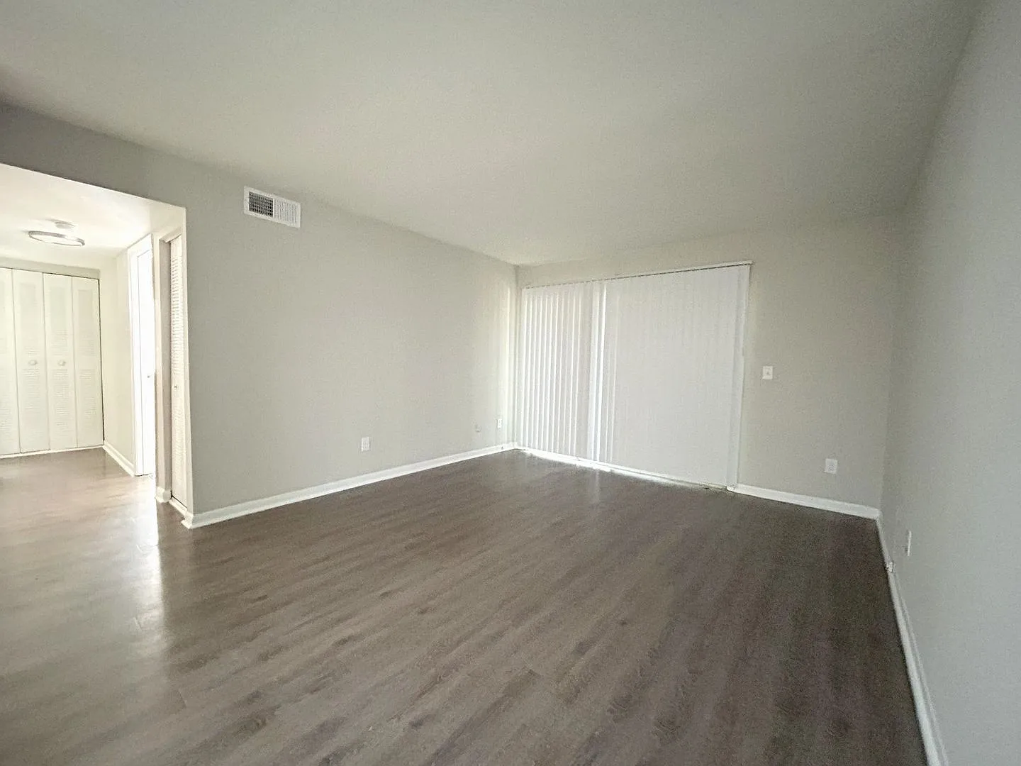 Updated, spacious 1st floor - 1 Bed, 1 Bath Condo close to Lynx Blue line, shopping, restaurants — Photo 3