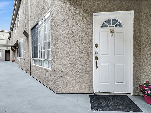 4th image of 18347 Saticoy St Unit 7