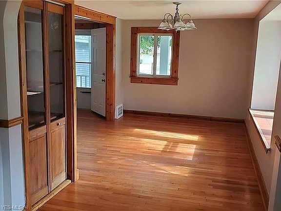 3rd image of 6380 Woodhawk Dr