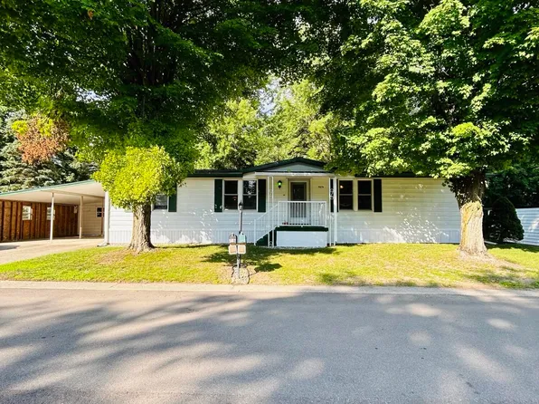 5674 N Goldfinch Dr NE, Belmont, MI 49306