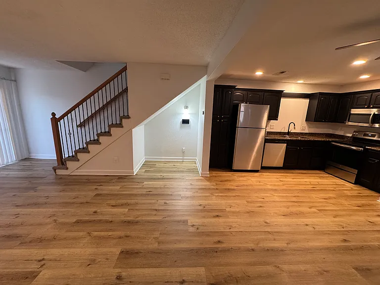 820 SW Peach Tree Ln — Photo 6