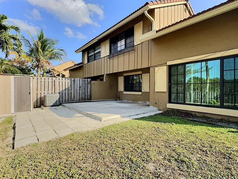 2652 Riverside Dr — Photo 15
