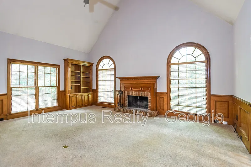 6 bed, 5.0 bath, 4900 sqft, $3,500 — Photo 2