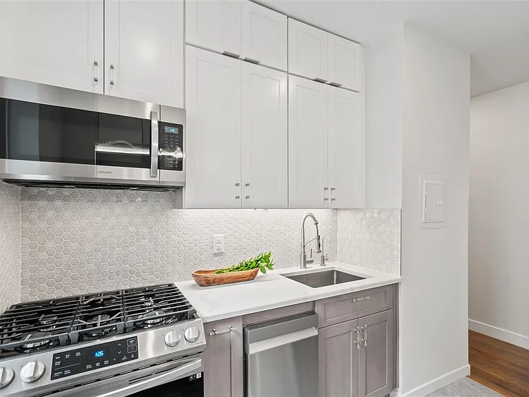 17 51st St #24 — Photo 13