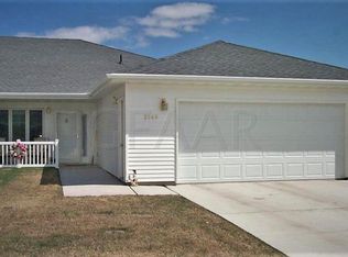 2540 Pembrooke Dr, Grand Forks, ND 58201