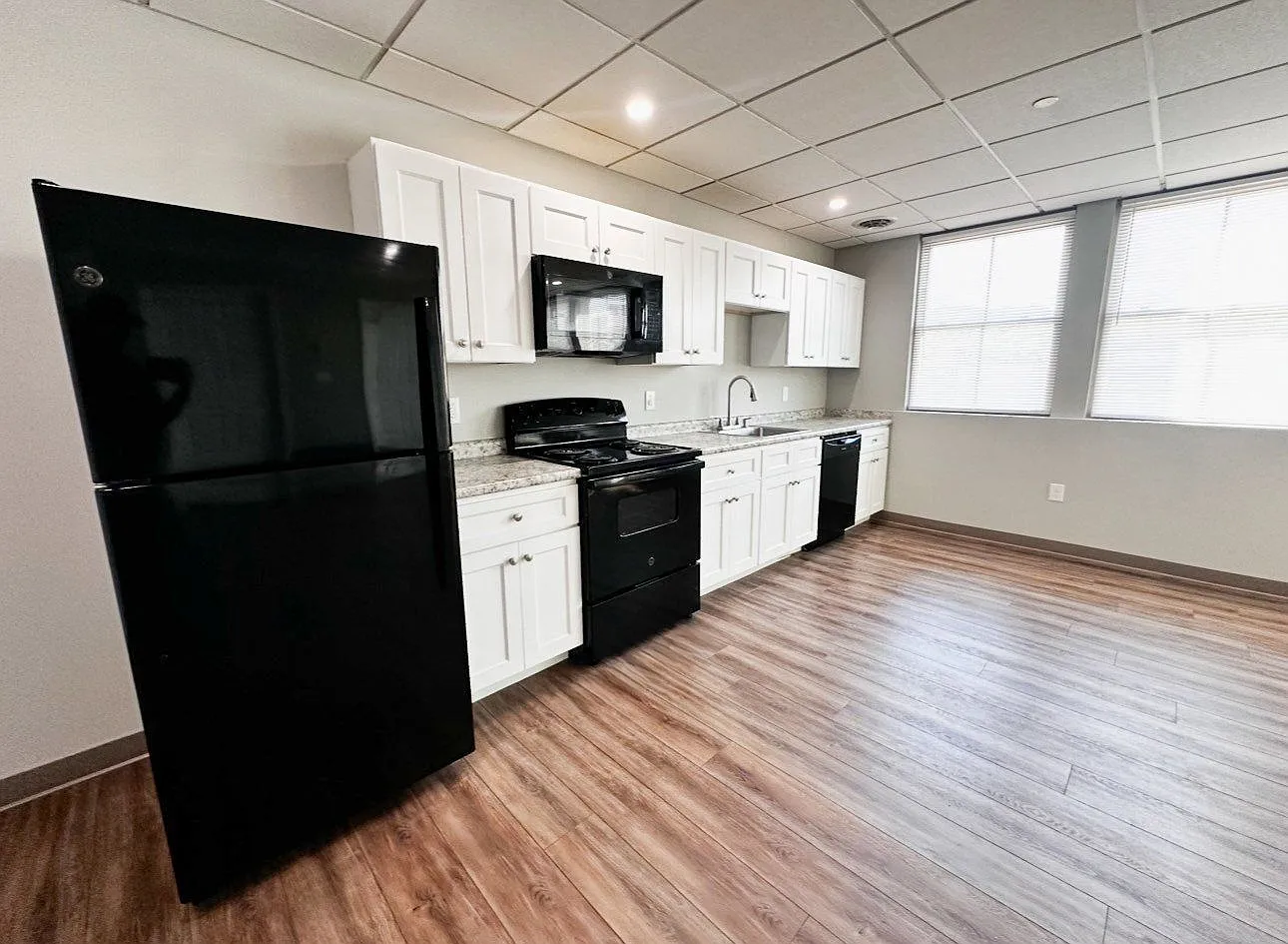2 bed, 1.0 bath, $1,895 — Photo 2