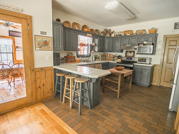 Main House Kitchen : You can see the sunroom door to the left.