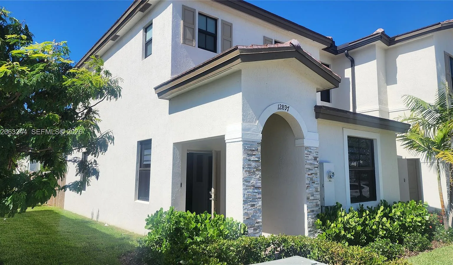 3 bed, 3.0 bath, 1328 sqft, $2,900 — Photo 1
