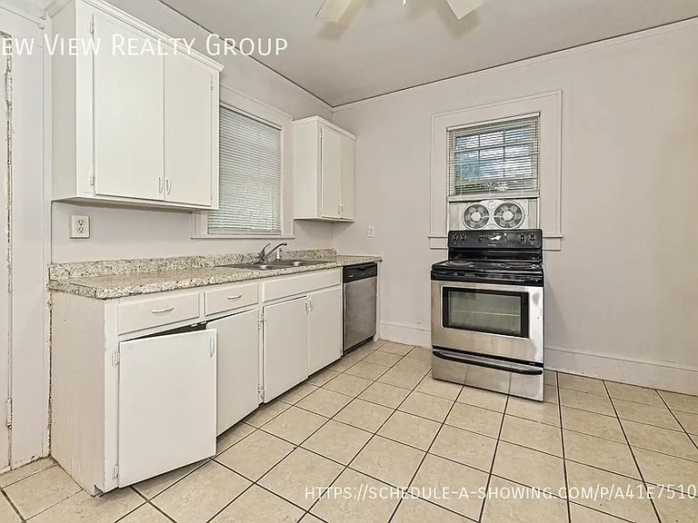 1025 Ambassador St — Photo 8