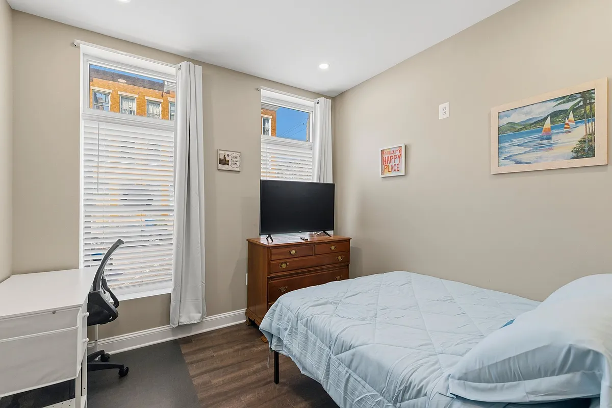 Bedroom (furnished) - 2007 Boone St #1
