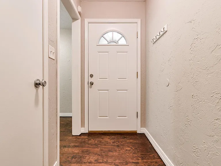 316 Rosewood Dr — Photo 3