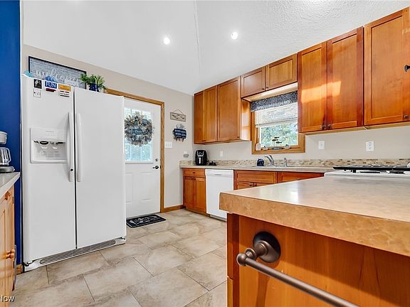 4th image of 184 Brookshore Dr
