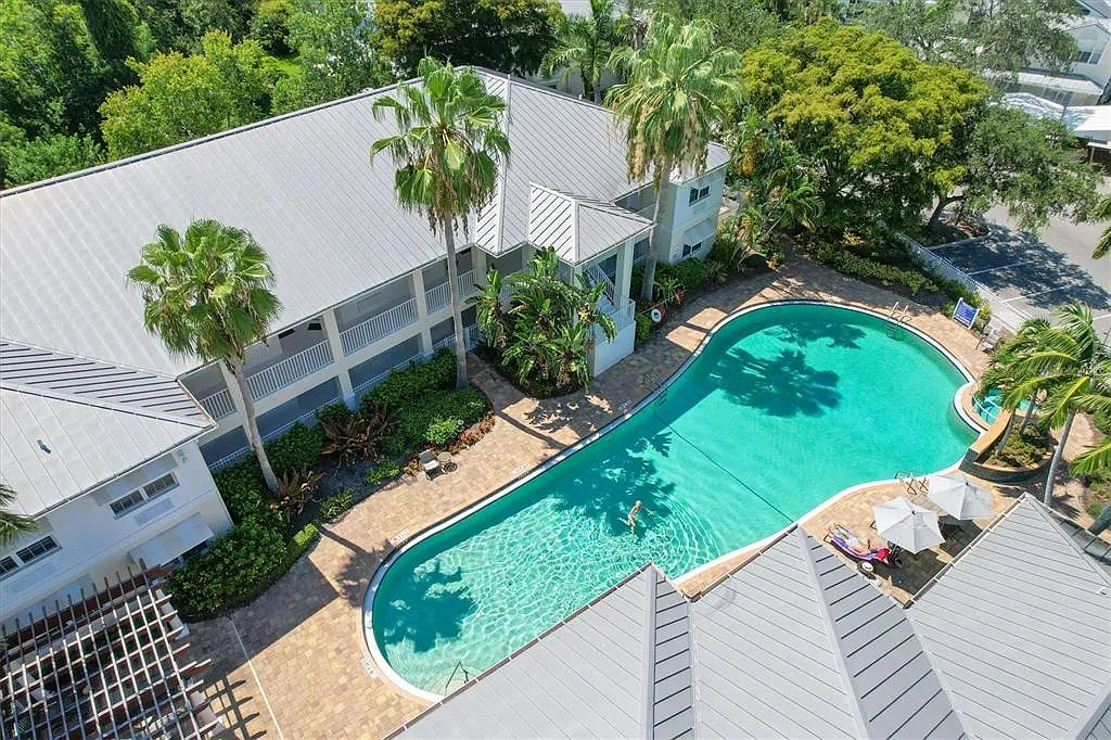 3 bed, 3.0 bath, 1439 sqft, $4,900 — Photo 2