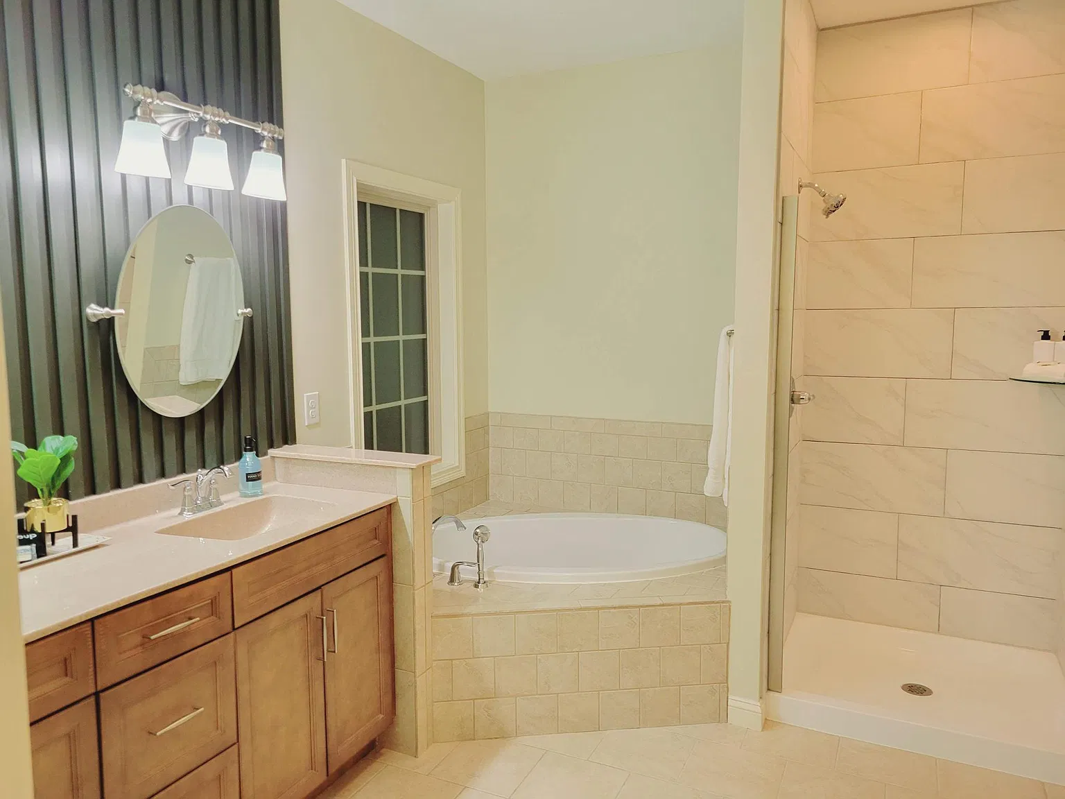 3 bed, 3.5 bath, 2410 sqft, $2,940 — Photo 2