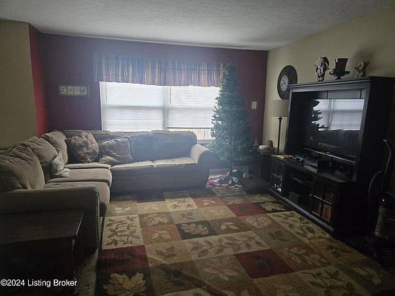 3rd image of 998 Woods Hollow Dr
