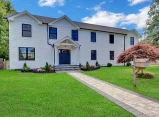 25 Sunnybrook Dr E #1, Oceanside, NY 11572