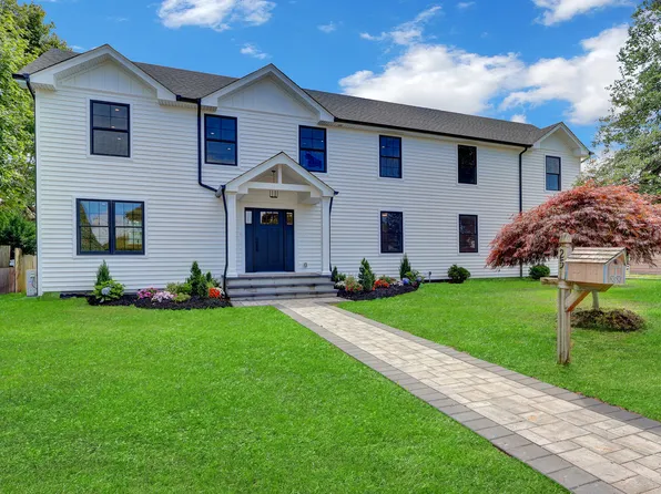 25 Sunnybrook Dr E #1, Oceanside, NY 11572