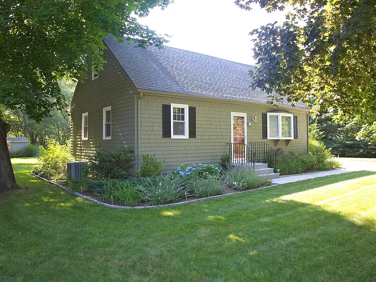 Bedford Dr — Photo 1