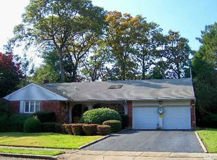 42 Park Dr E, Syosset, NY 11791