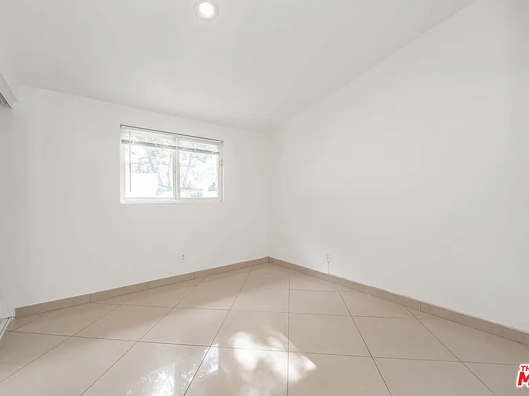 20746 Clarendon St — Photo 38