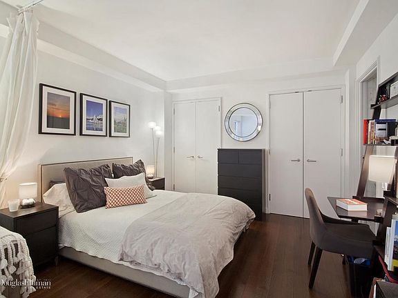 4th image of 100 W 58th St APT 10A