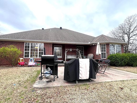3rd image of 24 Jamestown Cir