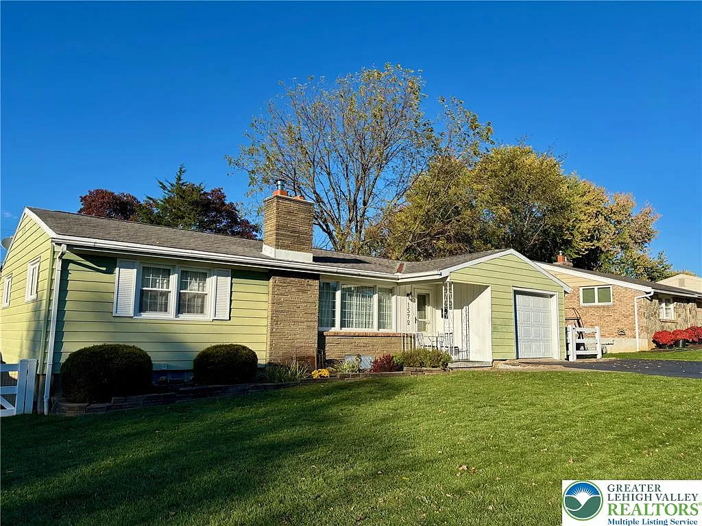3 bed, 2.0 bath, 1641 sqft, $2,300 — Photo 2