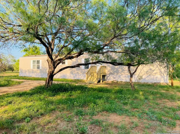 149 County Road 2666, Devine, TX 78016