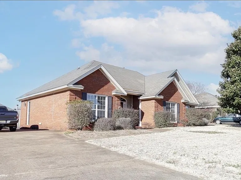 1927 Calumet Pkwy — Photo 2