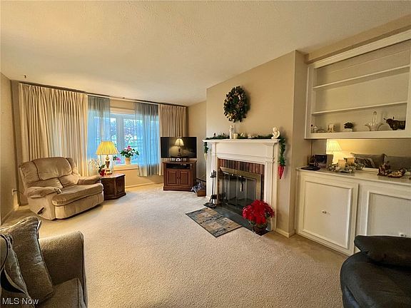 4th image of 11 Meadowlawn Dr Unit 10