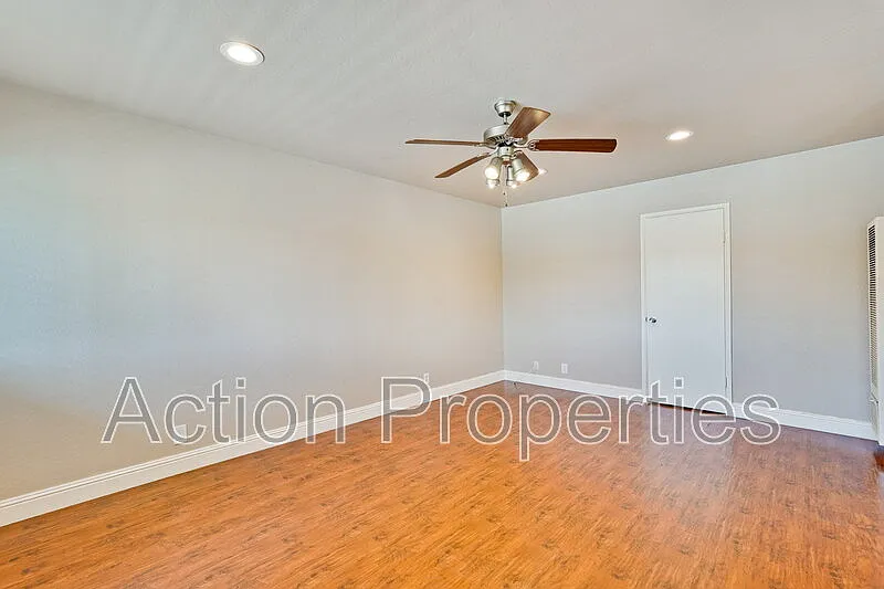 Building Photo - 4545 Moorpark Ave #2