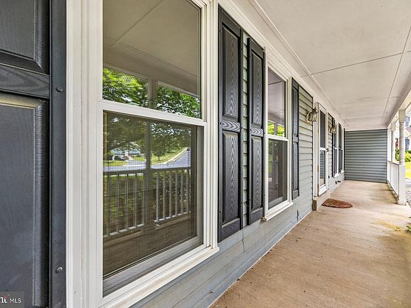 4th image of 302 Spring Gate Ct