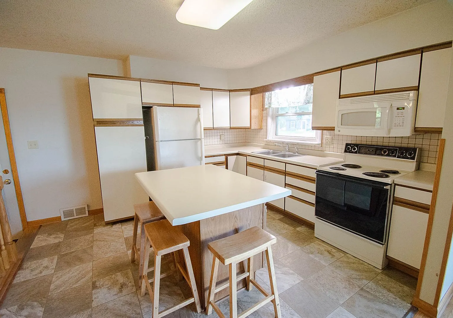 Charming Elton Hills Rambler with Finished Basement — Photo 4