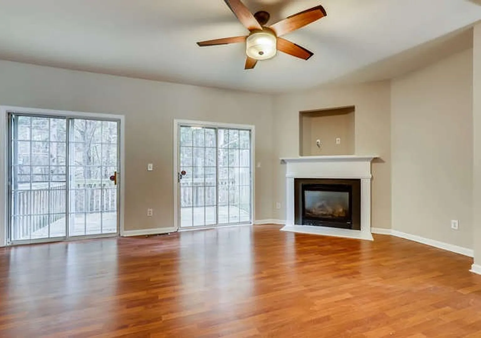 3 Story - 4 Bedroom Modern Townhome - Ask About our $250 Target Gift Certificate — Photo 1
