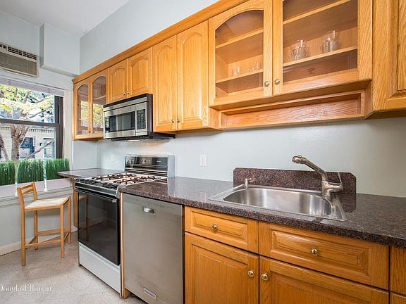 4th image of 329 W 77th St #1C