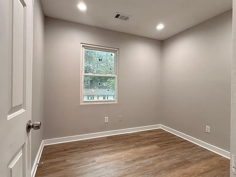657 Robert E Lee Pkwy — Photo 11