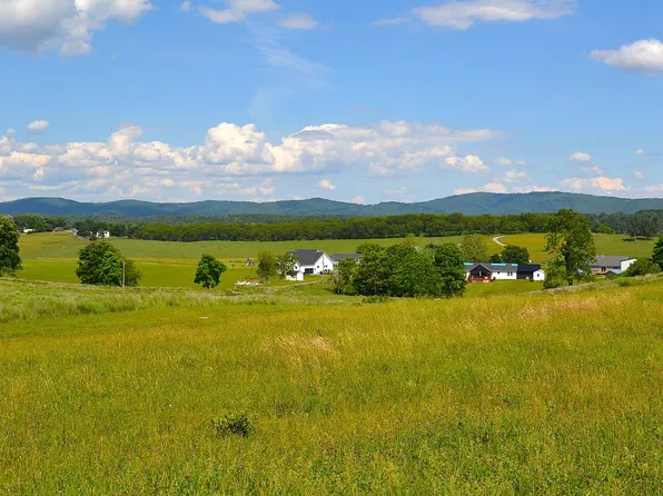 Crestmont Dr, Lewisburg, WV 24901